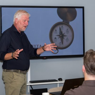 Perry uitleg staand aan groep